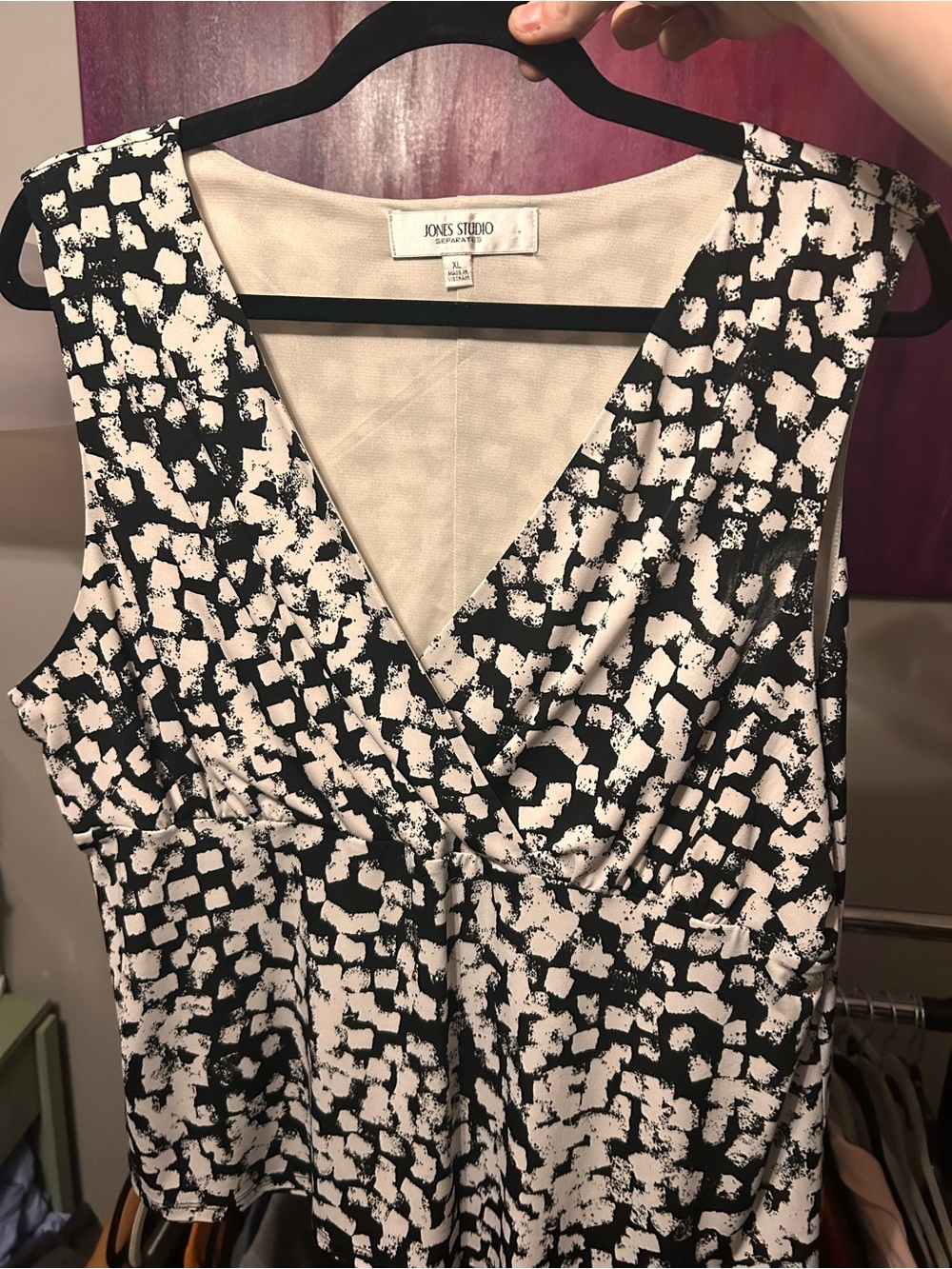 XL Jones Studio Cream and Black Printed V-Neck Top